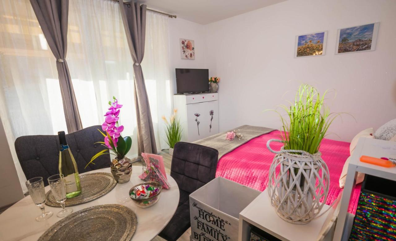 Apartments Mary & Free Parking 罗维尼 外观 照片